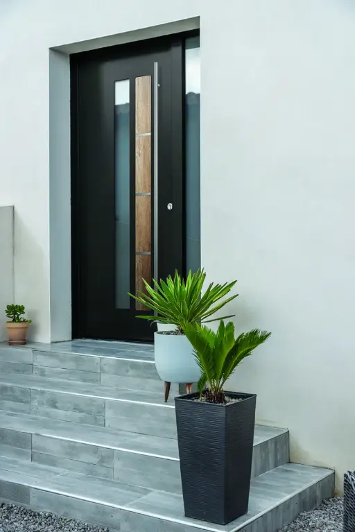 Pose d’une porte d’entrée moderne avec tirant inox – Goussainville
